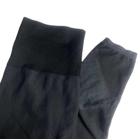 Spanx Medium Black Leggings‎ Textured Leg Pattern - Picture 1 of 9